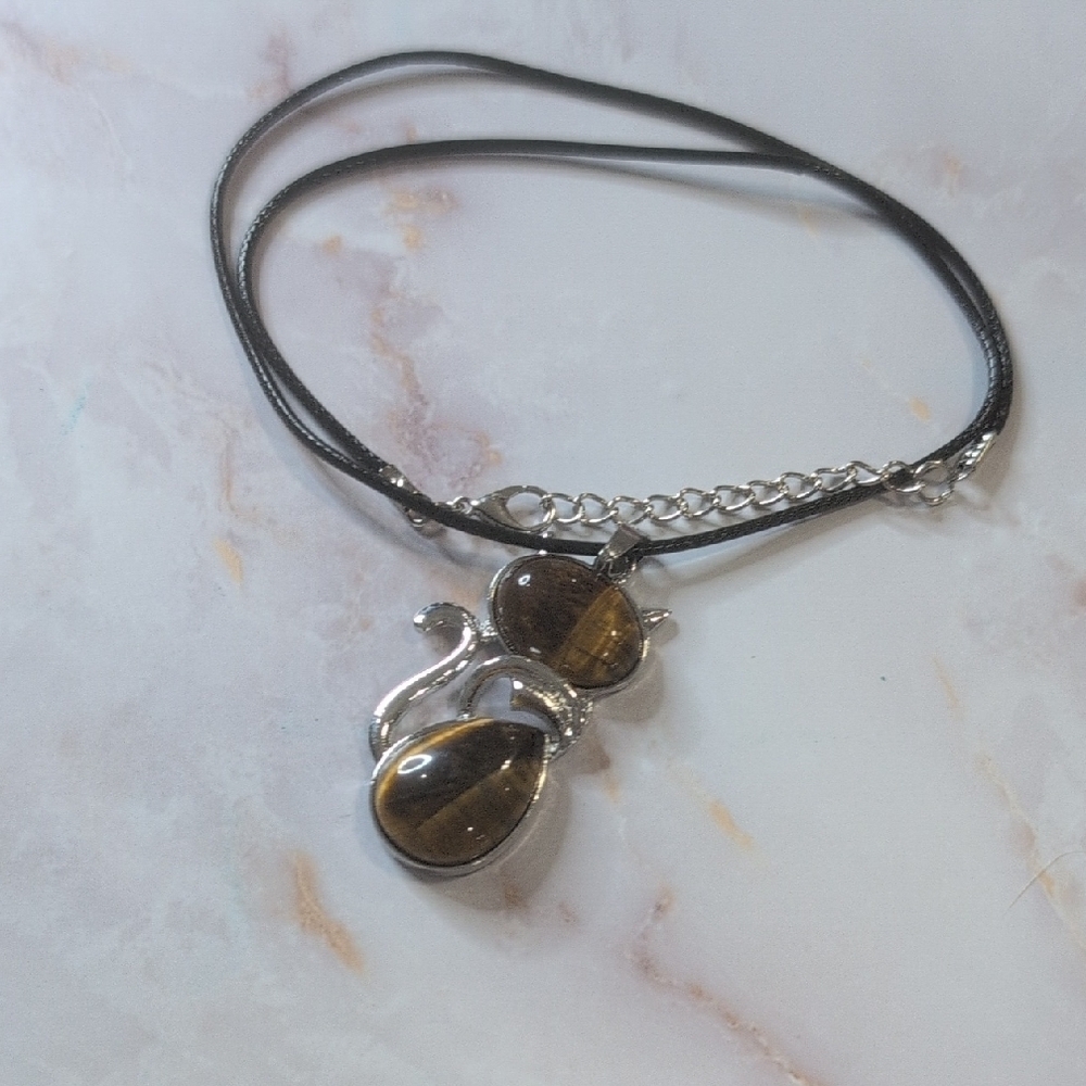 Chic Feline Pendant Necklace in Black and Gold